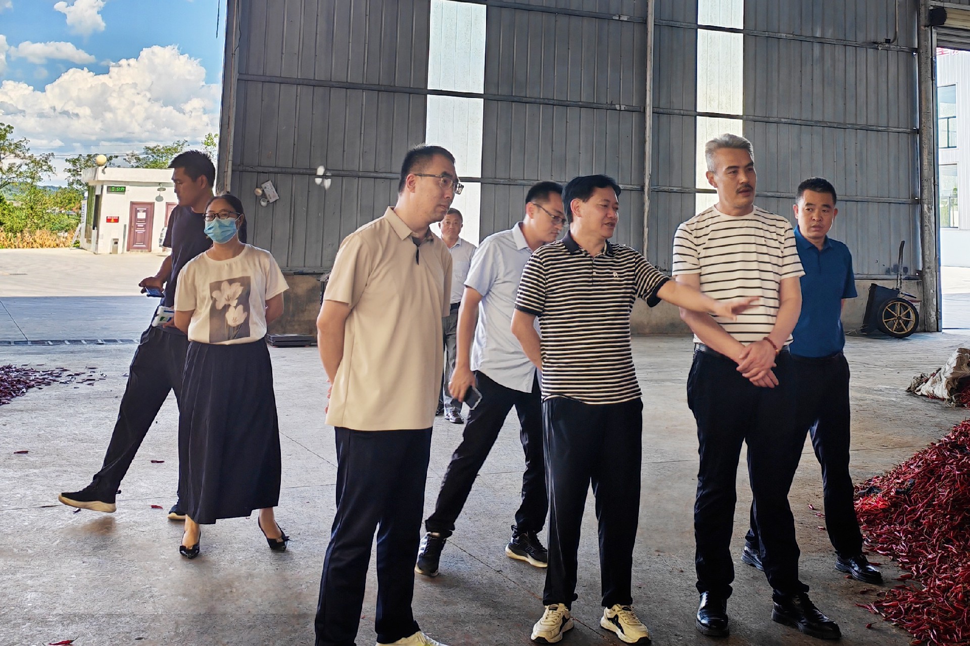 2025年8月27日播州区政协主席陈炜到公司调研辣椒加工工作，龙坪镇党委书记方华毅、镇长刘毅伟、人大主席耿元洪陪同调研指导。
